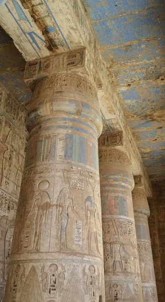 Columnas en un antiguo templo egipcio —  Fotos de Stock