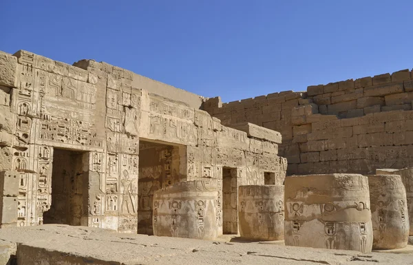 Hieroglyphen-Schnitzereien an einer ägyptischen Tempelwand Stockbild
