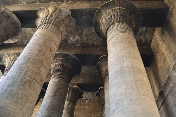 Στήλες στο αρχαίο αιγυπτιακό ναό — Φωτογραφία Αρχείου
