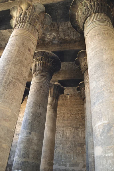 Colunas em um antigo templo egípcio — Fotografia de Stock