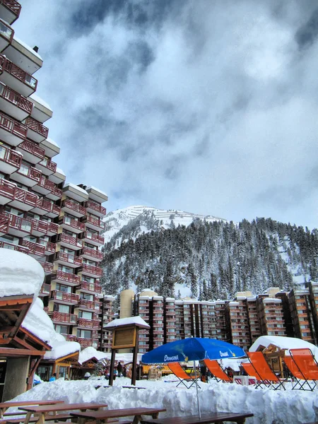 Um hotel coberto de neve em La Plagne — Fotografia de Stock