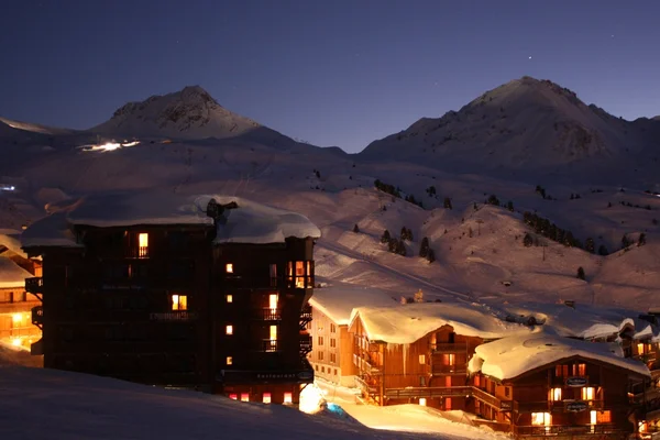 Soumraku přes zasněžené alpské vesnice — Stock fotografie