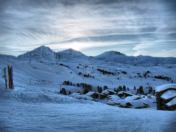 Закат над снежной альпийской сценой — стоковое фото