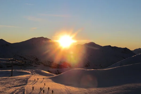 Puesta de sol sobre una escena alpina nevada — Foto de Stock