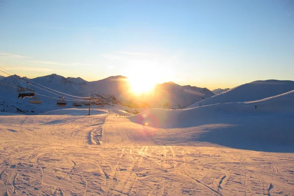 Puesta de sol sobre nieve vista de montaña —  Fotos de Stock