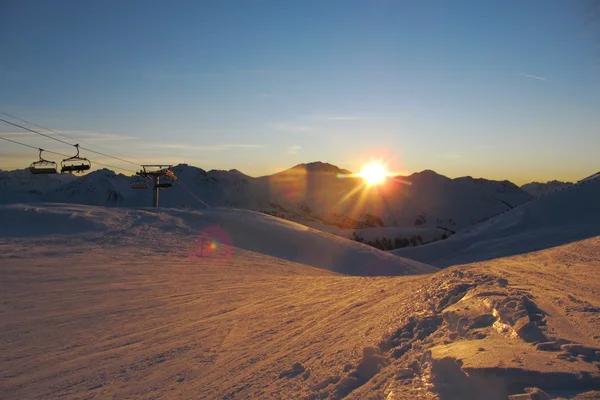 雪山 vista 落日solnedgången över snötäckta berg vista — Stockfoto