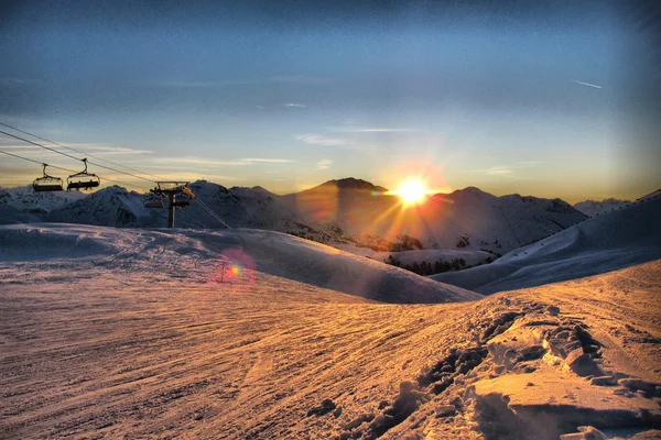 Solnedgång över en snöig alpina scen — Stockfoto