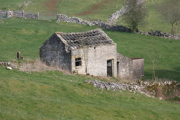 Staré opuštěné stodoly bez střechy — Stock fotografie