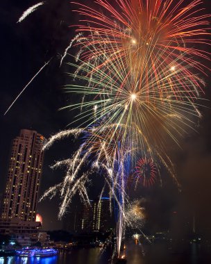 Bangkok-Jan 01: mutlu yeni yıl 2011 patlayan havai fişek