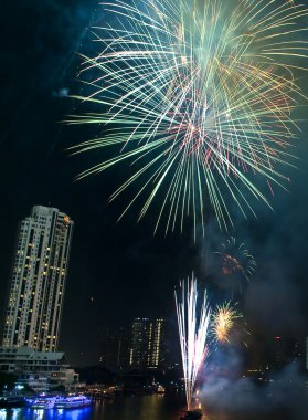 Bangkok-Jan 01: mutlu yeni yıl 2011 patlayan havai fişek