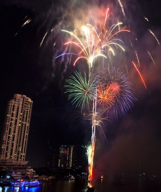 Bangkok-Jan 01: mutlu yeni yıl 2011 patlayan havai fişek