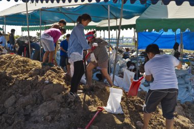 Bangkok Tayland - Ekim 31: kum torbası yapılmış Tay gönüllüler