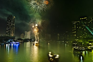 Bangkok-Jan 01: mutlu yeni yıl 2011 patlayan havai fişek