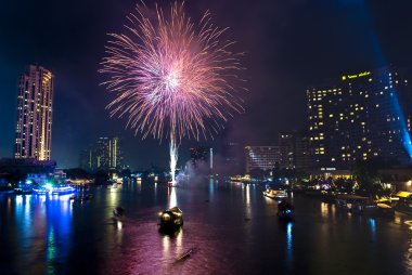 Bangkok-Jan 01: mutlu yeni yıl 2011 patlayan havai fişek