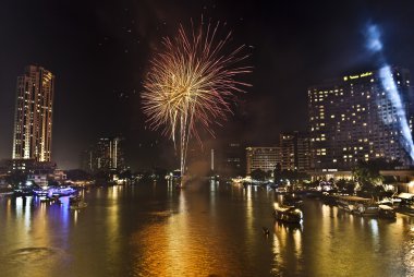 Bangkok-Jan 01: mutlu yeni yıl 2011 patlayan havai fişek