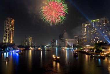 Bangkok-Jan 01: mutlu yeni yıl 2011 patlayan havai fişek