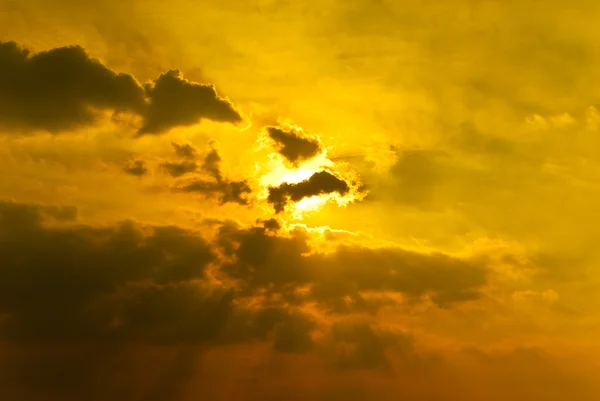 Pôr do sol entre nuvens em laranja — Fotografia de Stock