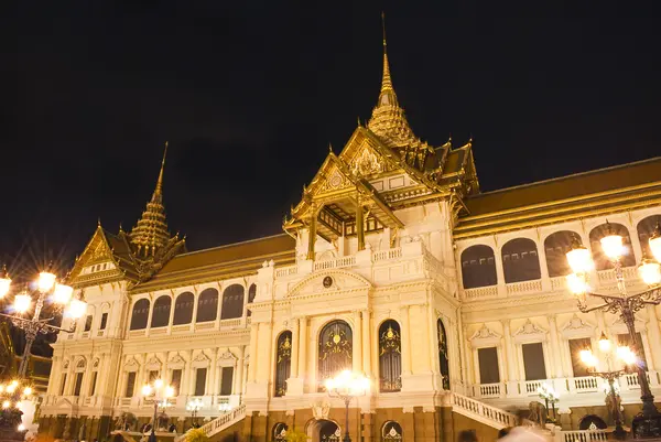 Grand Palace at night, the major tourism attraction in Bangkok, — Stock Photo, Image