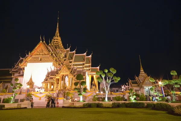 Grand palace in de nacht, de grote toeristische attractie in bangkok, — Stockfoto