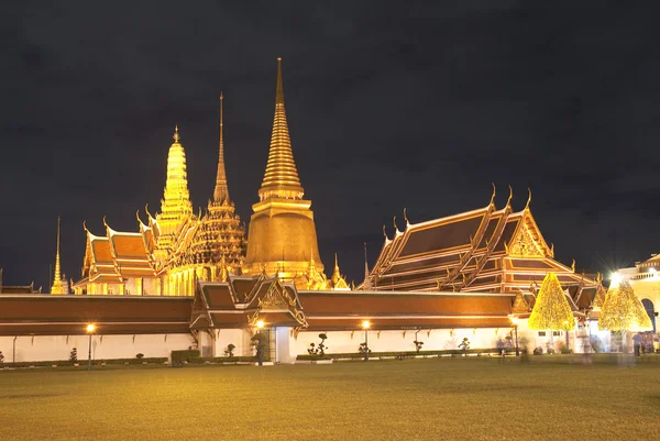 Grand palace in de nacht, de grote toeristische attractie in bangkok, — Stockfoto