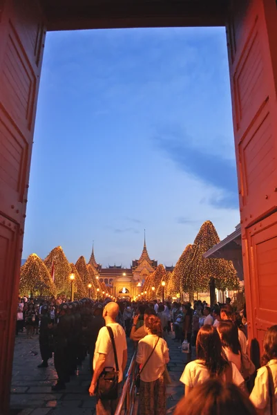 Bangkok-Dec 8:Grand paleis geopend voor toeristen vermelding bij nacht — Stockfoto