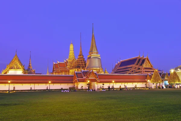 Twilight Grand Palace at dusk, the major tourism attraction in B — Stock Photo, Image