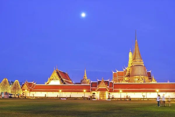 Twilight Grand Palace at dusk, the major tourism attraction in B — Stock Photo, Image