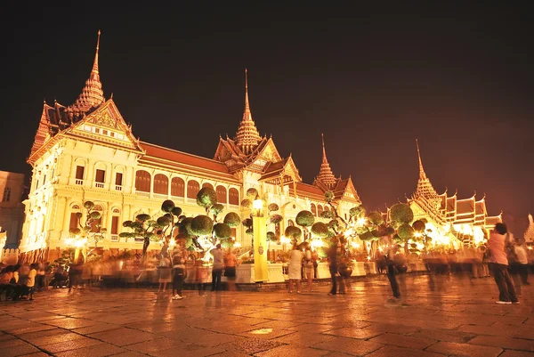 Grand palace in de nacht, de grote toeristische attractie in bangkok, — Stockfoto