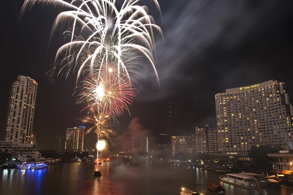 BANGKOK-Jan 01:The happy new year 2011 exploding fireworks — Stock Photo, Image