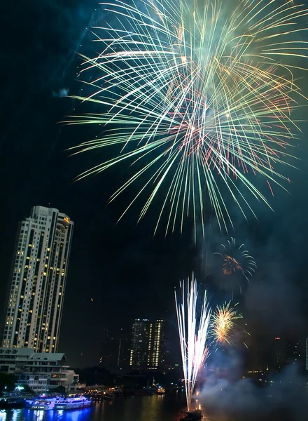 BANGKOK-Jan 01:The happy new year 2011 exploding fireworks — Stock Photo, Image