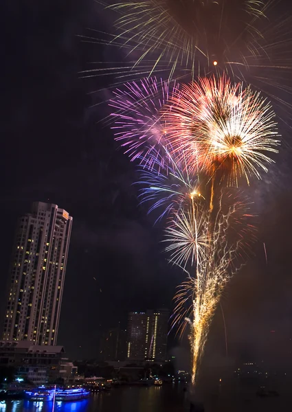 BANGKOK-Jan 01: El feliz año nuevo 2011 explosión de fuegos artificiales — Foto de Stock