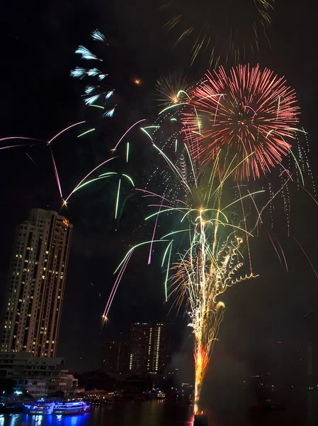 BANGKOK-Jan 01: El feliz año nuevo 2011 explosión de fuegos artificiales — Foto de Stock