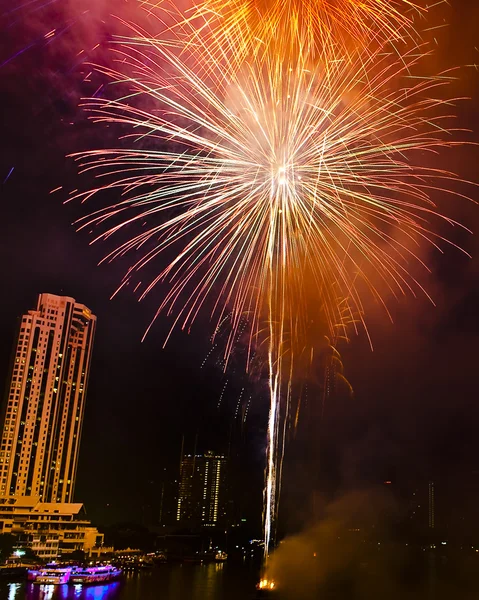 BANGKOK-Jan 01: El feliz año nuevo 2011 explosión de fuegos artificiales — Foto de Stock