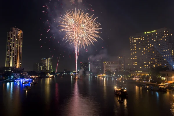 BANGKOK-Jan 01:The happy new year 2011 exploding fireworks — Stock Photo, Image