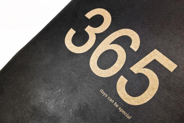 Золотая фраза "365 дней могут быть особенными" на обложке на d
