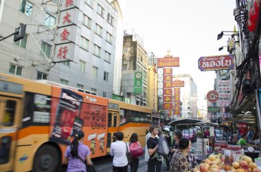 Bangkok - 30 Aralık: Atmosfer ve trafik Yaowarat yolda ben