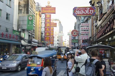 Bangkok - 30 Aralık: Atmosfer ve trafik Yaowarat yolda ben