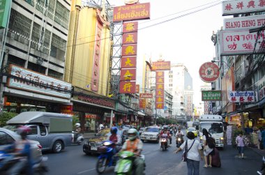 Bangkok - 30 Aralık: Atmosfer ve trafik Yaowarat yolda ben