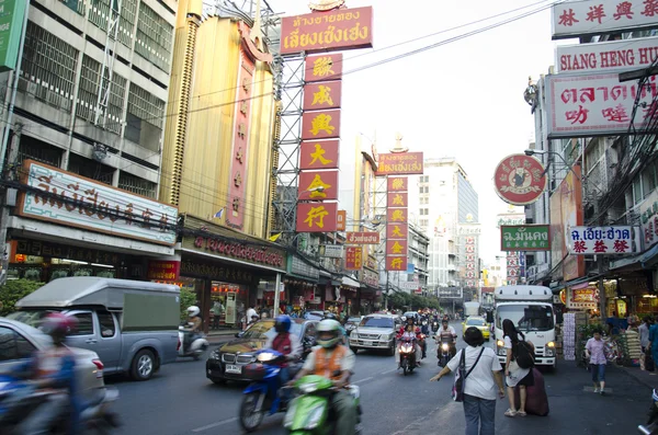BANGKOK - December 30: Atmosphere and traffic on Yaowarat Road i — Stock Photo, Image