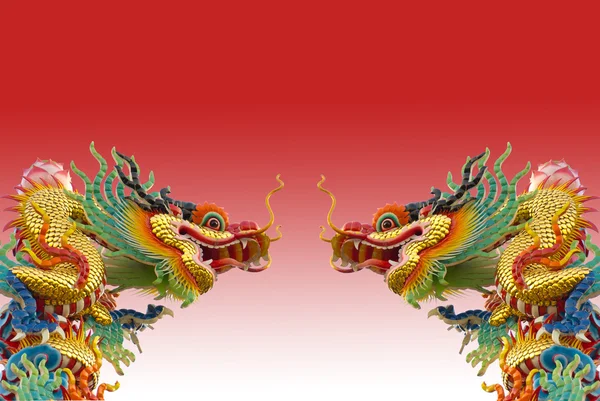 Dragón dorado chino sobre fondo rojo aislado — Foto de Stock