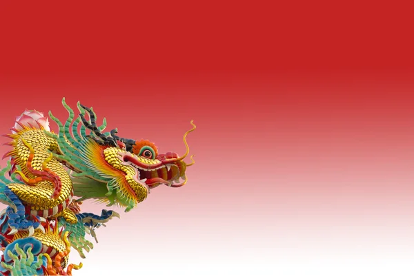 Drago d'oro cinese su sfondo rosso isolato — Foto Stock