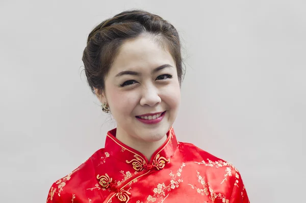 Kinesiska ung kvinna med tradition kläder — Stockfoto