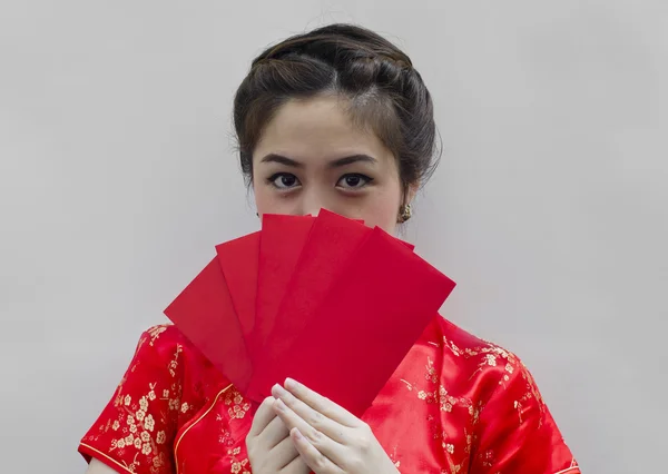 Elég kínai nő gazdaság piros táska részére kínai újév — Stock Fotó