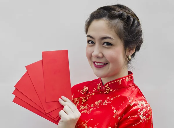 Pretty chinese woman holding red bags for chinese new year — Stock Photo, Image