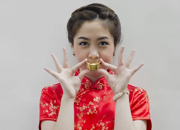 Piękne azjatyckie kobiety noszą cheongsam i posiadania złota chiński — Zdjęcie stockowe