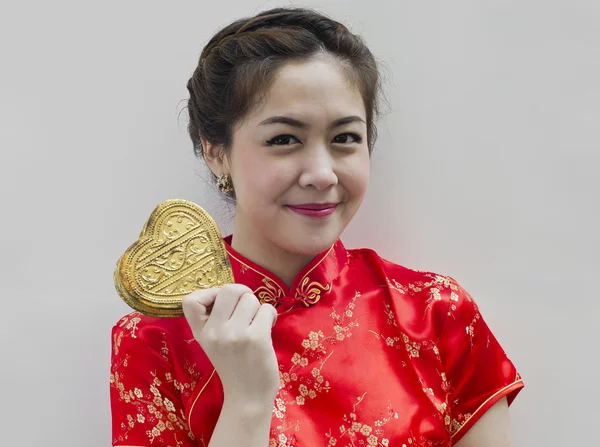 Gyönyörű ázsiai nő hord cheongsam és a gazdaság arany szíve — Stock Fotó