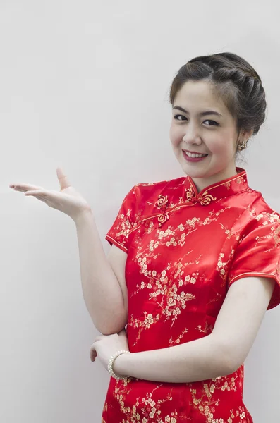 Asian Chinese woman in Traditional Chinese Cheongsam gesturing — Stock Photo, Image