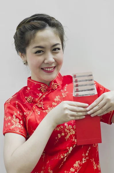 Hübsche Chinesin mit roten Taschen für das chinesische Neujahr — Stockfoto