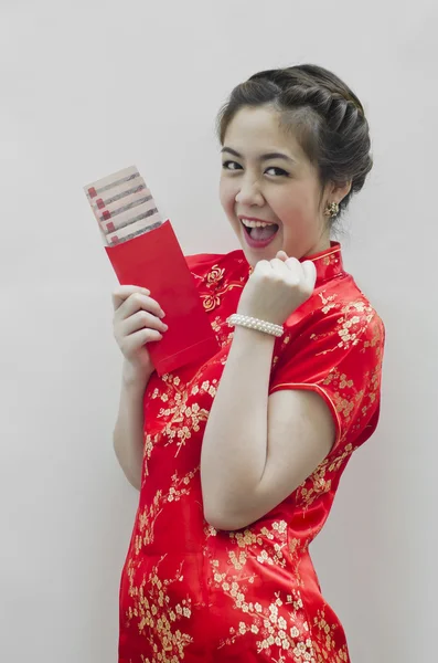 Mujer bastante china sosteniendo bolsas rojas para el año nuevo chino — Foto de Stock