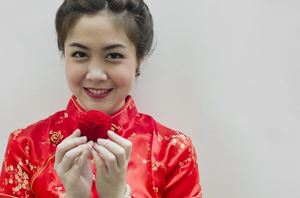 Улыбающаяся красивая китаянка, держащая розу — стоковое фото